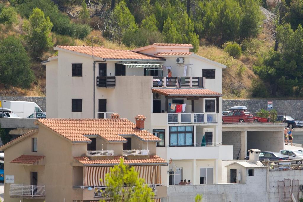 Ella Apartments Омиш Экстерьер фото